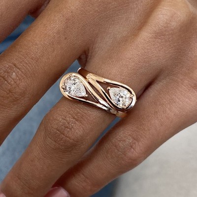 1,12 TCW Birnenschliff Laborgefertigter Diamant Bypass Ring in 14K Rotgold Krappenfassung