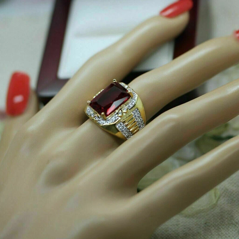 Anillo de boda de oro amarillo de 14 k con diamantes rojos talla esmeralda de 5,20 quilates talla grande 7-12 para hombre Foto 3 de 4