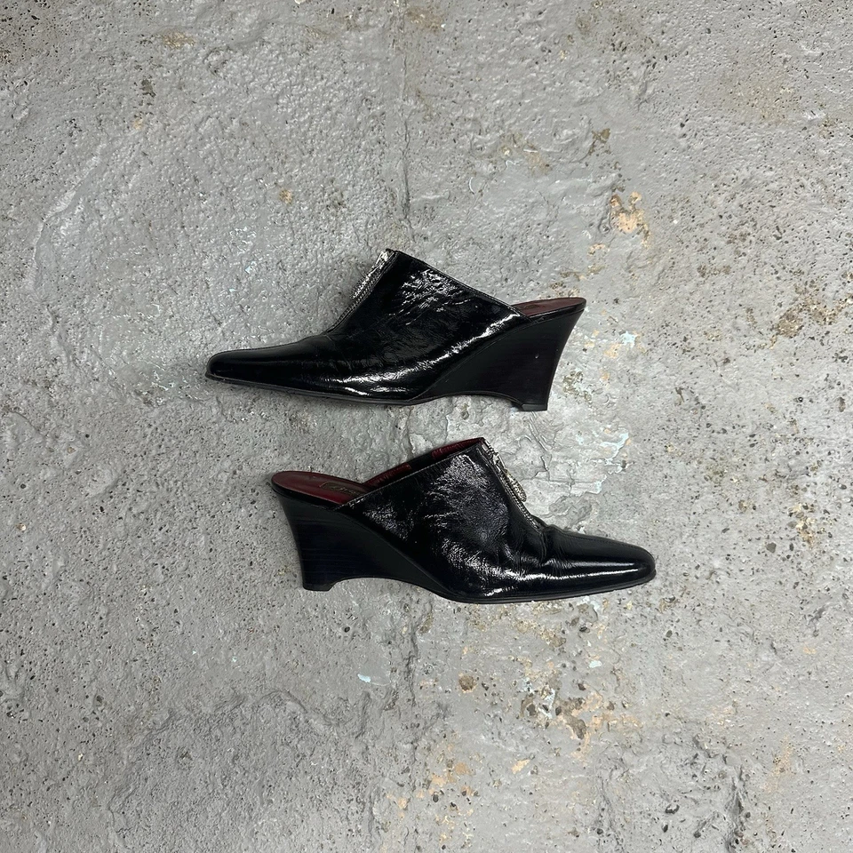 Mules de cuña con cremallera de cuero italiano Brighton vintage - charol negro, talla 9,5 Foto 4 de 4