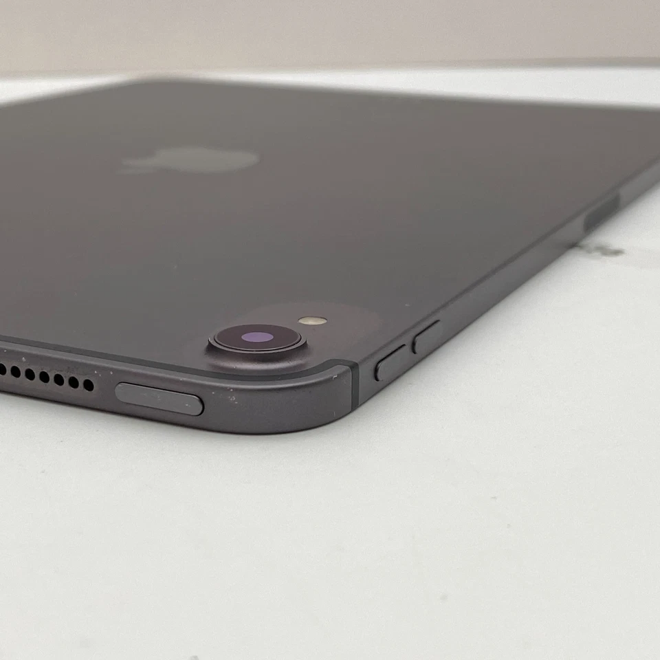 Apple iPad Pro 11" 1st Gen. 64GB - Space Gray (Unlocked) A2013 - Good Condition - Image 4 of 4