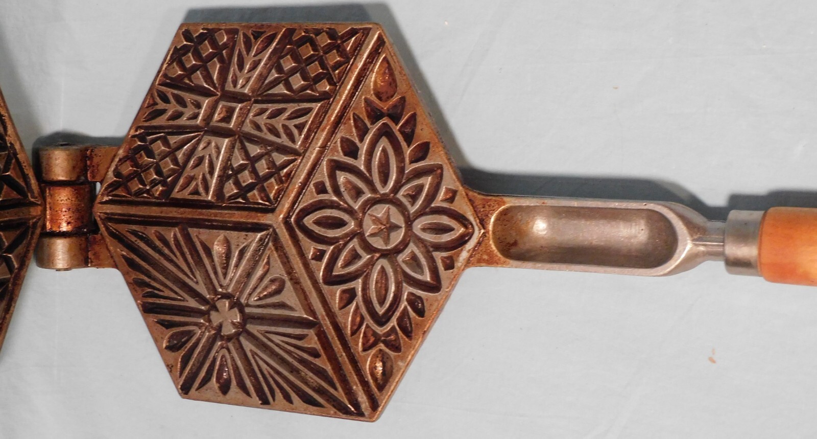 Vitantonio Mfg. Co. Cleveland Ohio No. 3 Pizzelle Waffle Iron Maker, 1 of 2