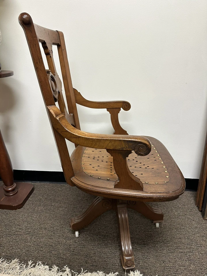 Silla giratoria de escritorio antigua vintage de nogal con brazo STAR Victorian Eastlake comprador $🚢 Foto 2 de 4