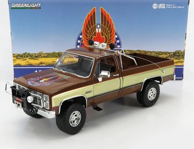 GREENLIGHT 13560 1:18 1982 GMC K-2500 SIERRA ''FALL GUY'' STUNTMAN ASSOCIATION