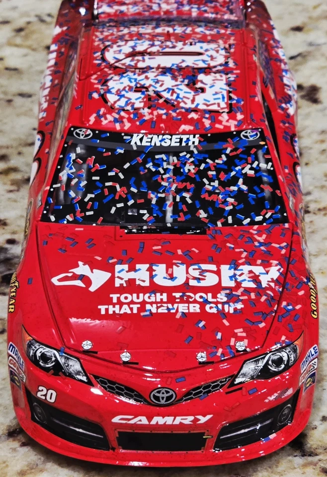 2013 #20 Matt Kenseth Husky Tools Toyota Camry Kansas Race Win 1:24 Diecast Foto 3 de 4