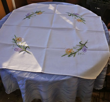 Oster-Tischdecke Mitteldecke weiß ca. 80 x 80 handgestickt Osterglocke Narzisse