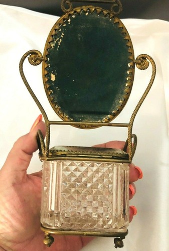RARE Victorian Glass Chair Figural Jewelry Trinket Box Vanity Box Pressed Glass - Picture 4 of 4