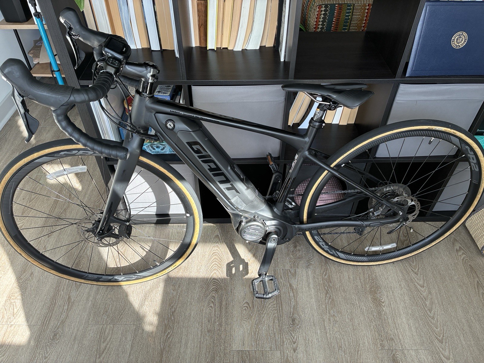 2021 Giant Road E + Electric Bike EXCELLENT LOW MILES with Extras