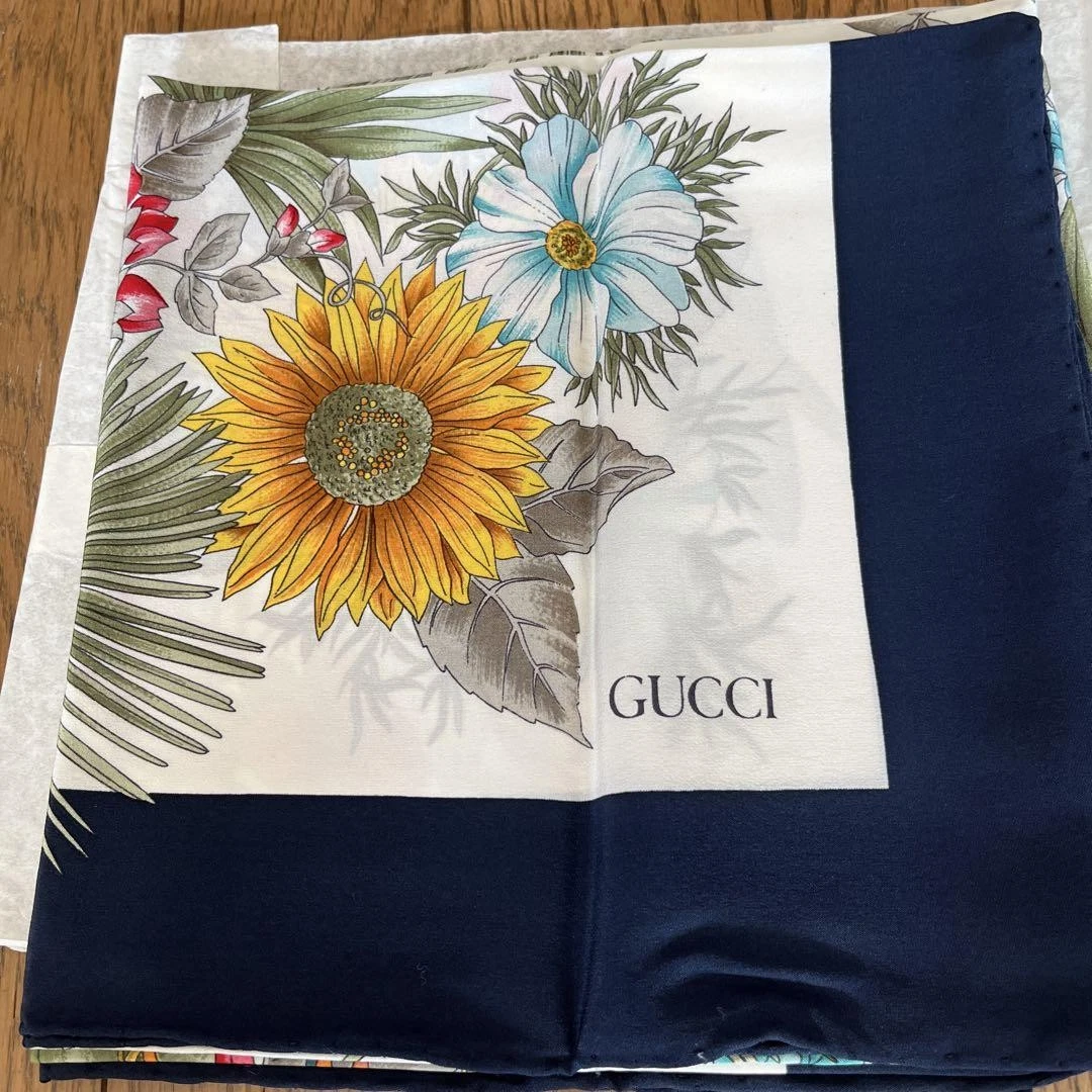 Foulard Gucci en soie à fleurs bleu marine/blanc/jaune/rouge/bleu   état