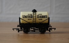 Hornby R007 OO Gauge Milk Tank Wagon United Dairies