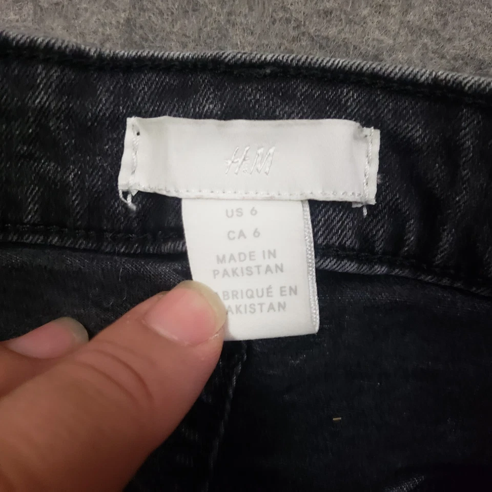Pantalones Cortos H&M Para Mujer 6 Cortes Tiro Medio Desgastados Dobladillo Crudo Lavado a Piedra Denim Negro Foto 3 de 4