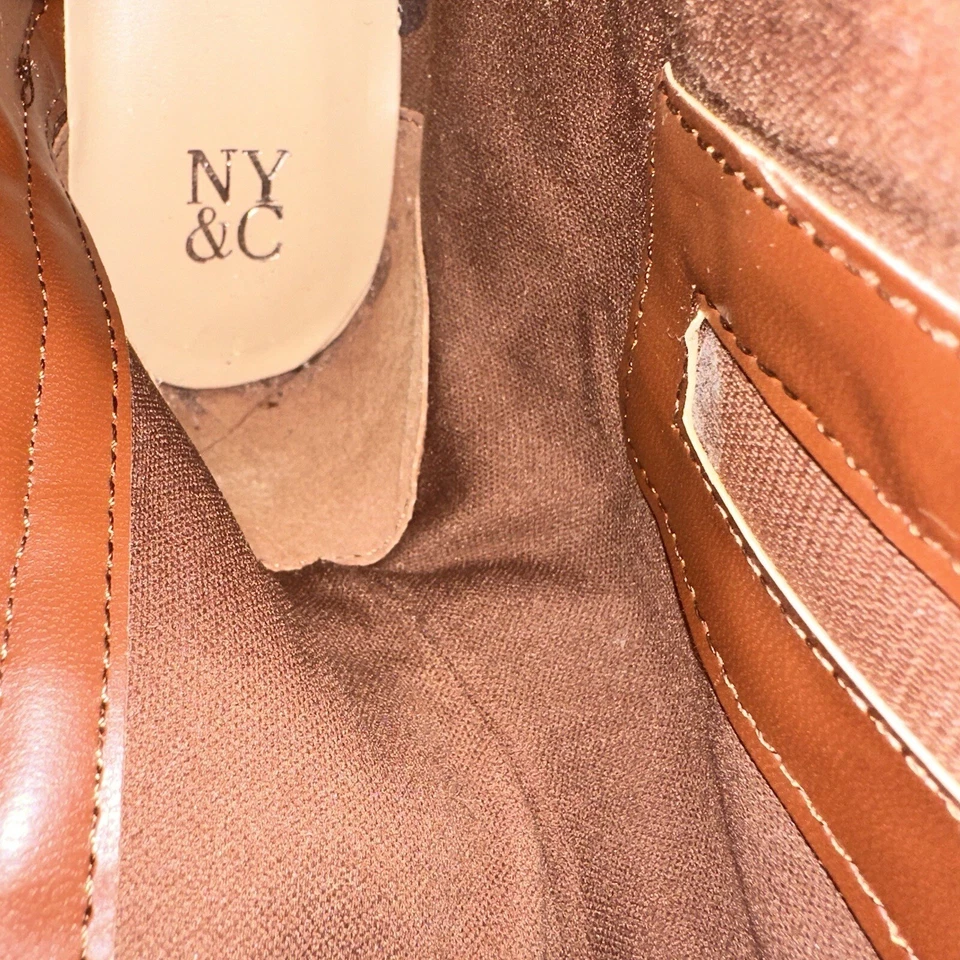 NY&Co Mujer Talla 7M Botas Altas Coñac Cremallera Hebillas Laterales Suelas de Goma Foto 2 de 4
