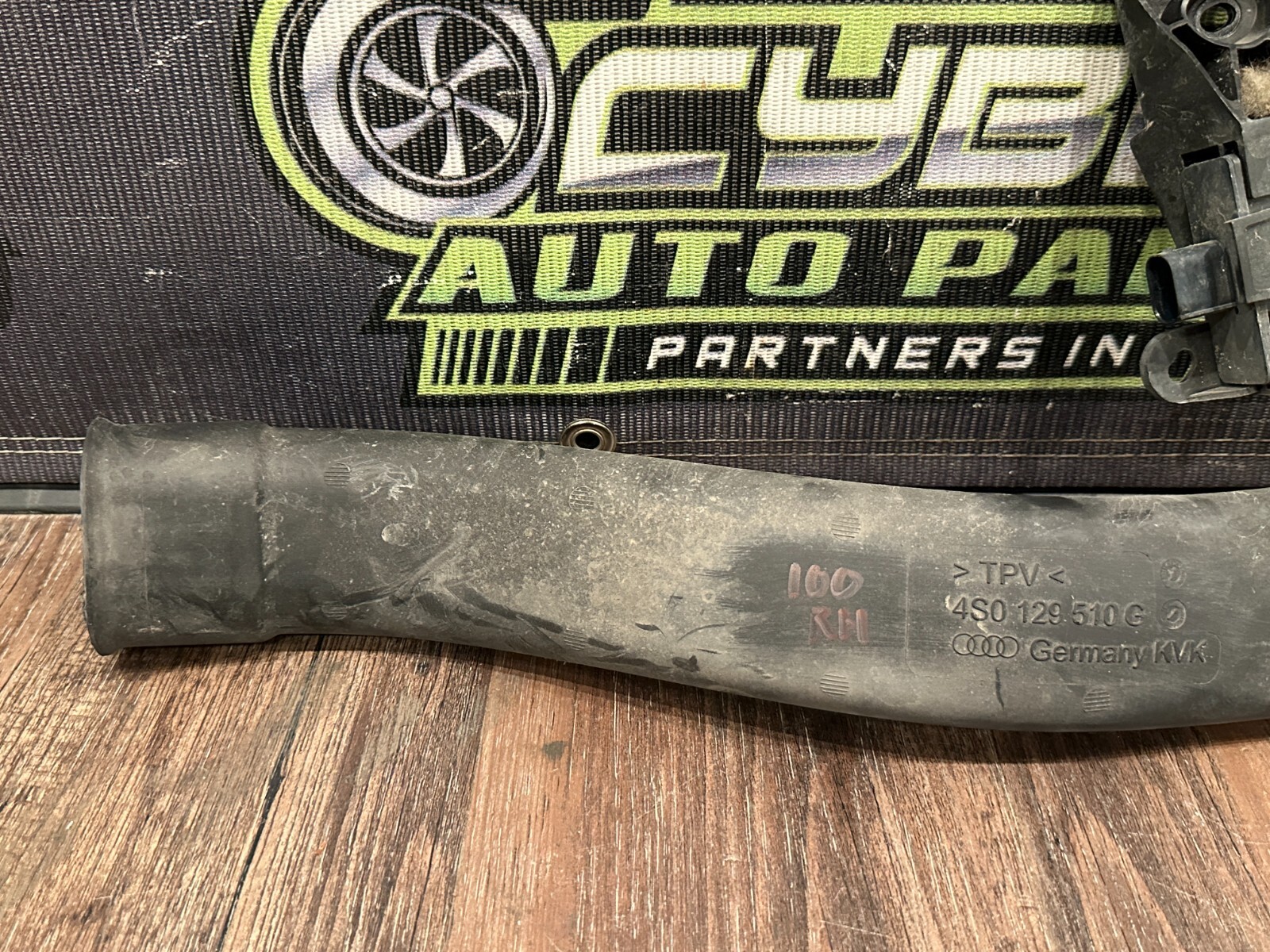2017-18 AUDI R8 PASSENGER RIGHT AIR INTAKE DUCT TUBE W SENSOR OEM 4S0 129 510 G