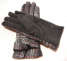NWOT Women  s PLAID Gray Red Black Fashion Gloves Med/Lg FREE SHIP