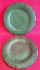 2 grandes assiettes vertes en