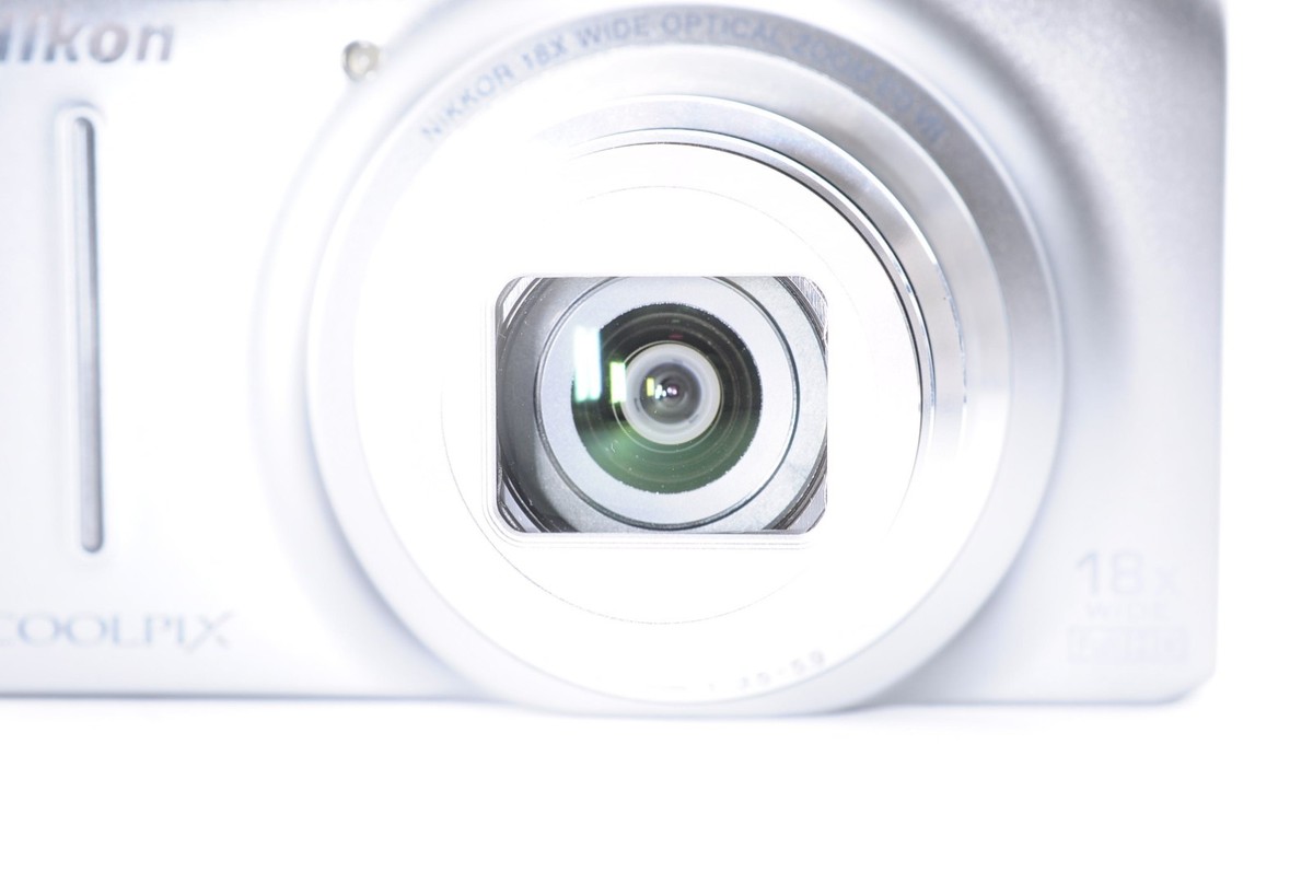 Fotocamera Nikon Coolpix S9300 Argento, 16.0 MP, Zoom Ottico 18x, Batteria Li-Ion, Giappone