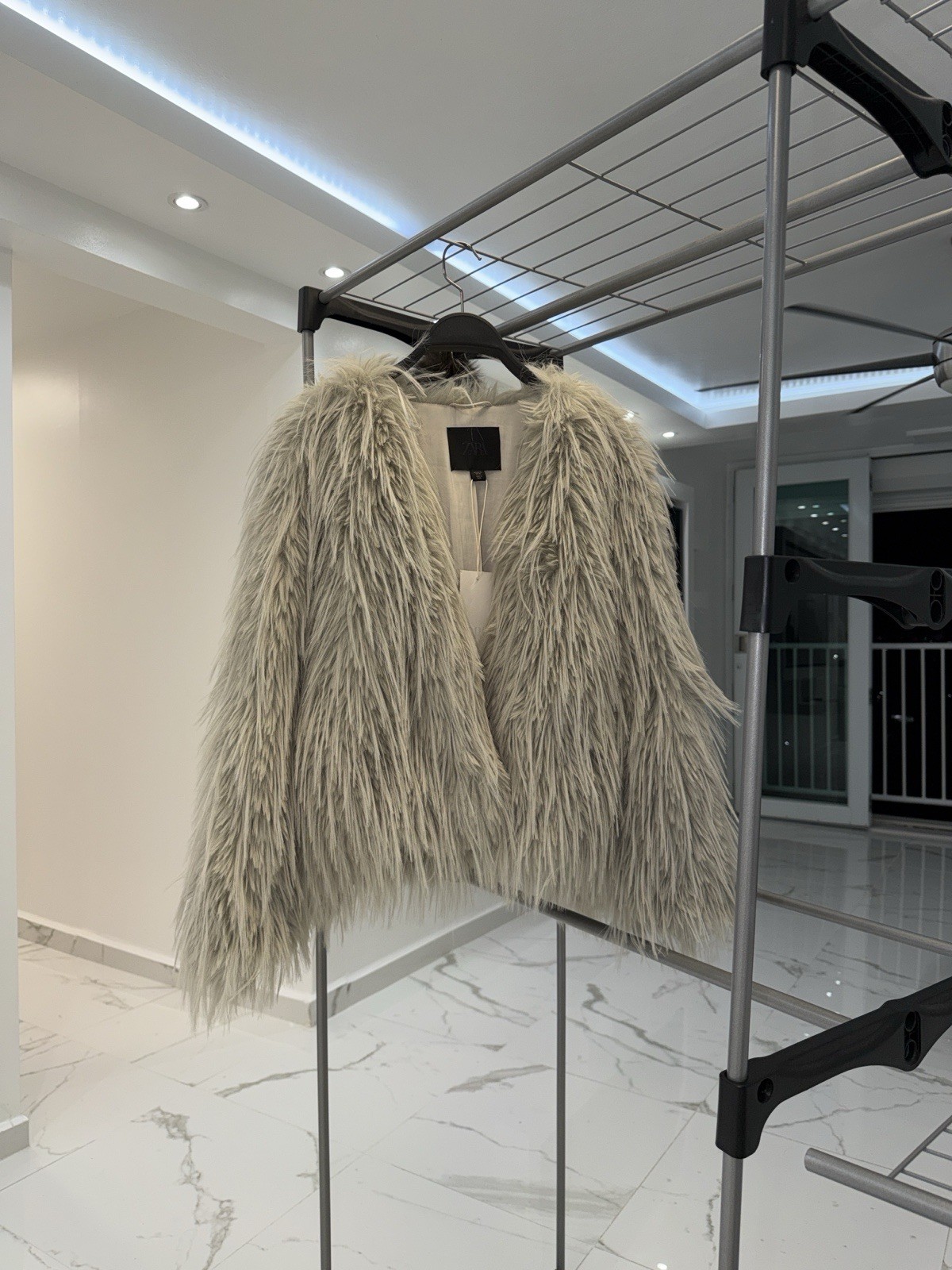 ZARA WOMAN COLLECTION FAUX FUR COAT Jacket Light Gray , XS  thumbnail 3