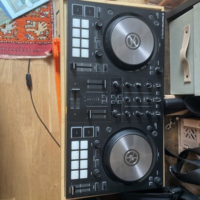 Native Instruments TRAKTOR KONTROL S2 2-Deck Controller - Schwarz