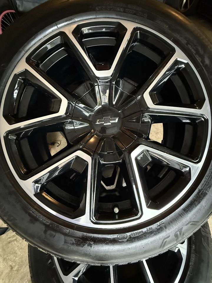 Llantas y neumáticos negros de 22 pulgadas 5901 para Chevy Silverado Tahoe High Country Foto 2 de 2