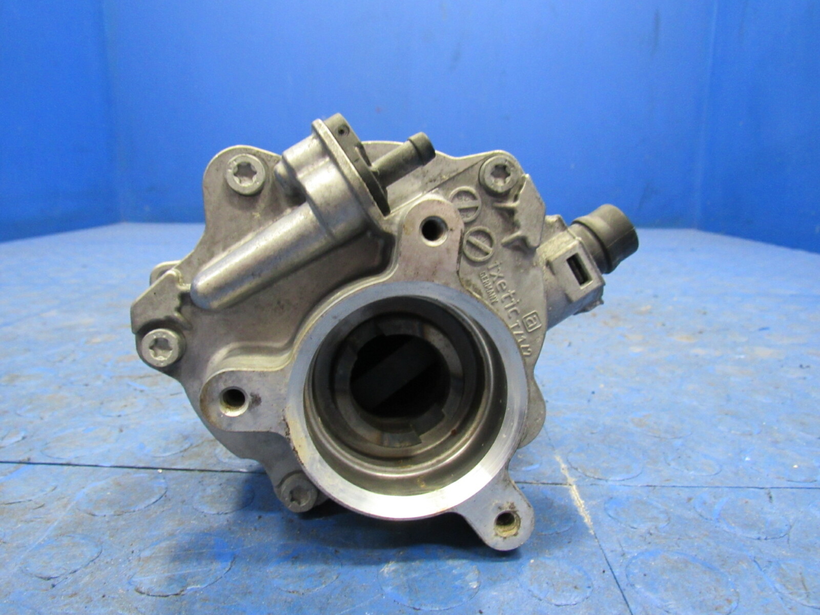 2013 BMW 328i High Pressure Fuel Injection Pump With Vacuum Pump 