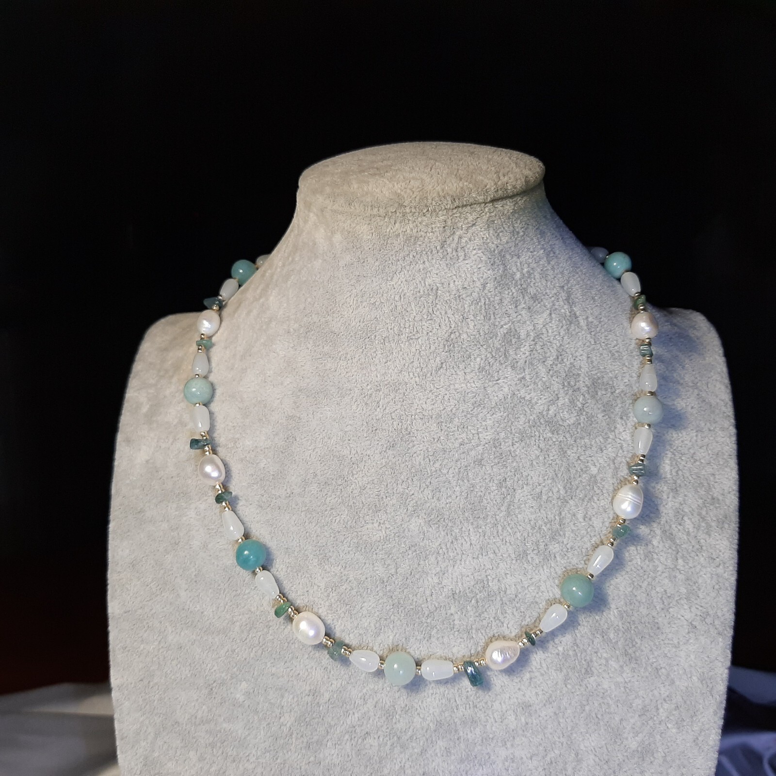 Collier perles de culture baroque naturelle tourmaline bleue contre bijoux ternes