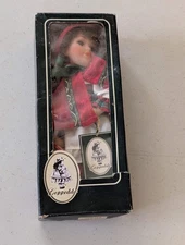 Geppeddo Porcelain Doll (Red Green, White, N/A, Doll)