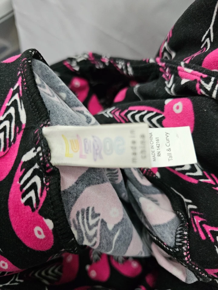 Leggings LuLaRoe alta e curvilínea rosa estampa de penas de pássaro calça elástica preta - Imagem 3 de 3