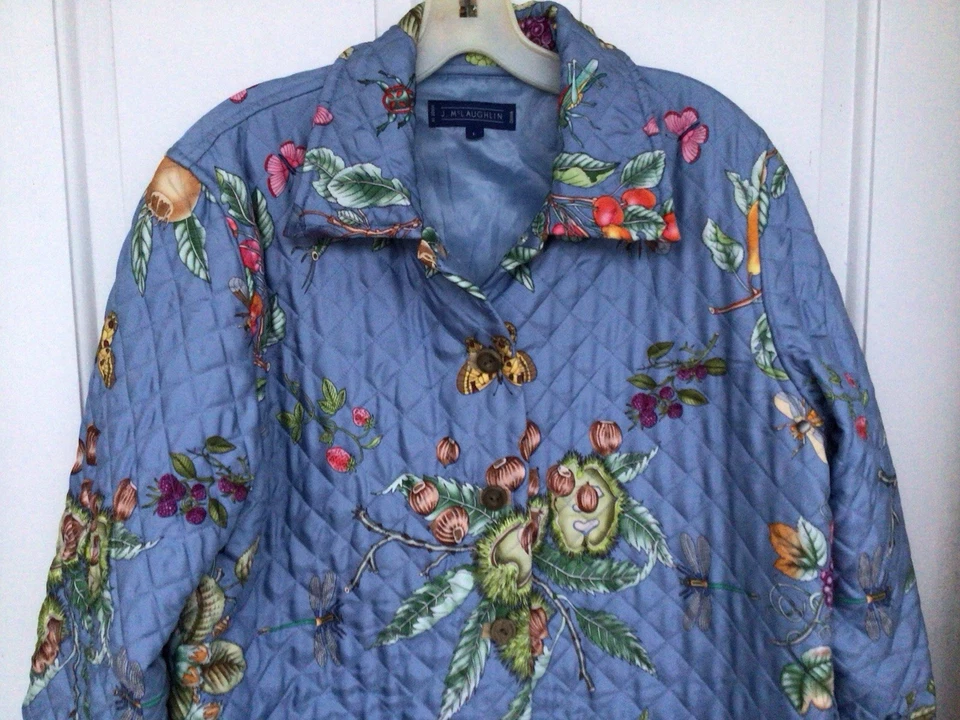 Jaqueta acolchoada j mclaughlin azul seda frutas e borboletas, 2 bolsos tamanho. Grande. - Imagem 2 de 4