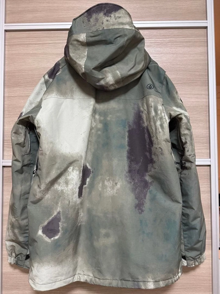 Used Volcom Camo Snowboard Jacket Men’s Size L Waterproof - Image 3 of 4