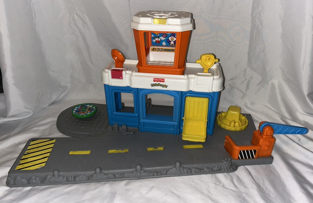 2001 Fisher Price Little People Discovery Airport Playset Working