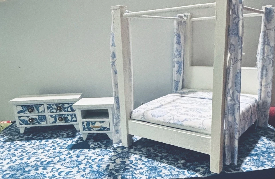 Artisan娃娃屋微型1:12 4海报顶篷木床+装饰 — 第 2/4 张图片