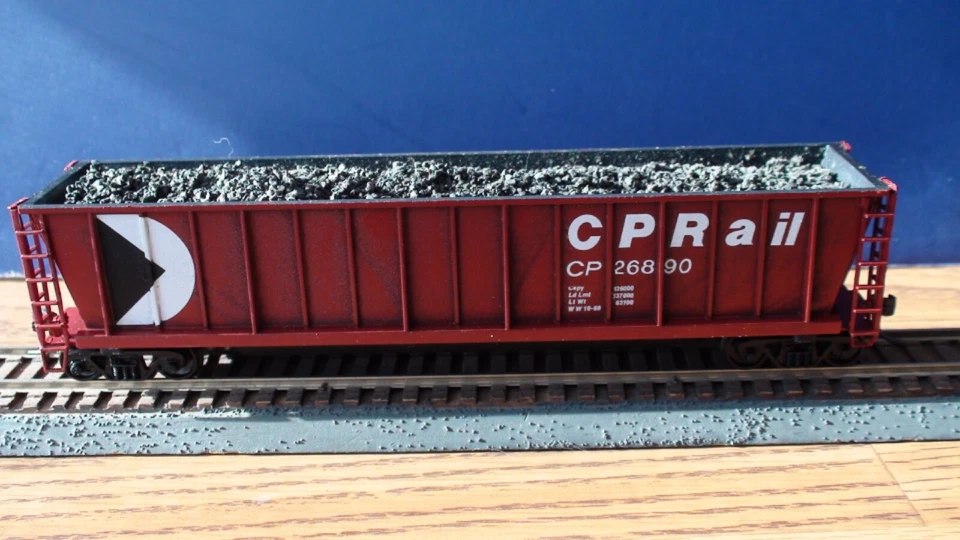 2 Canadian Pacific CP Rail HO 50' Bath Tub Gondola's w/coal loads & Kadee's RTR - Image 2 of 4