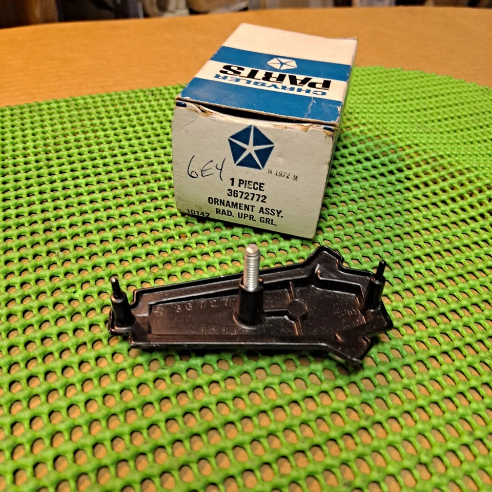 Plymouth Fury I II III Gran Coupé 1973 sedán nuevo en stock MoPar parrilla medallón Foto 2 de 2