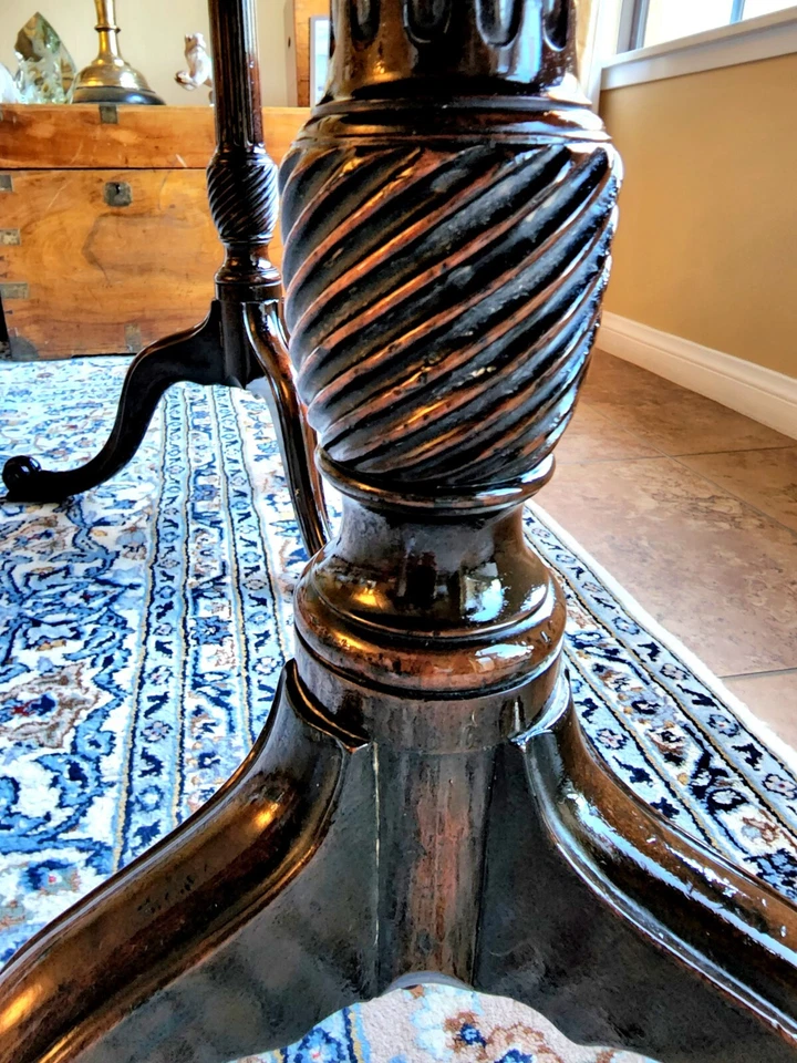 MESAS AUXILIARES REDONDAS GEORGIANAS INGLESAS DEL SIGLO XVIII - UN PAR Foto 2 de 4