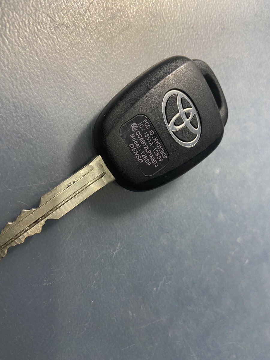 251451 - 3710 OEM TOYOTA KEYLESS REMOTE WITH CUT KEY FCC ID