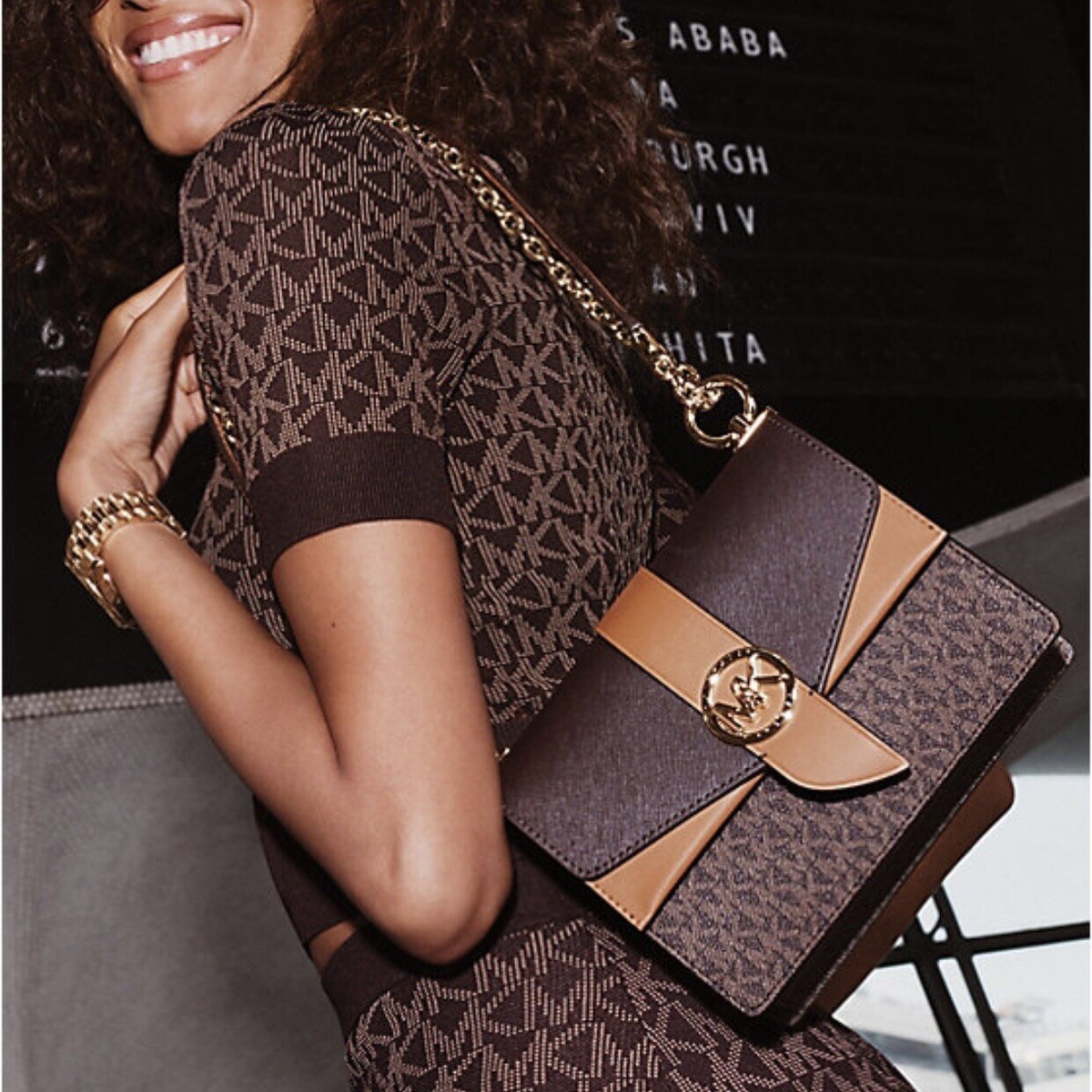 【国内完売・未販売カラー】MKロゴ GREENWICH ショルダーバッグ Michael Kors Greenwich Small Color-Block Logo and Saffiano