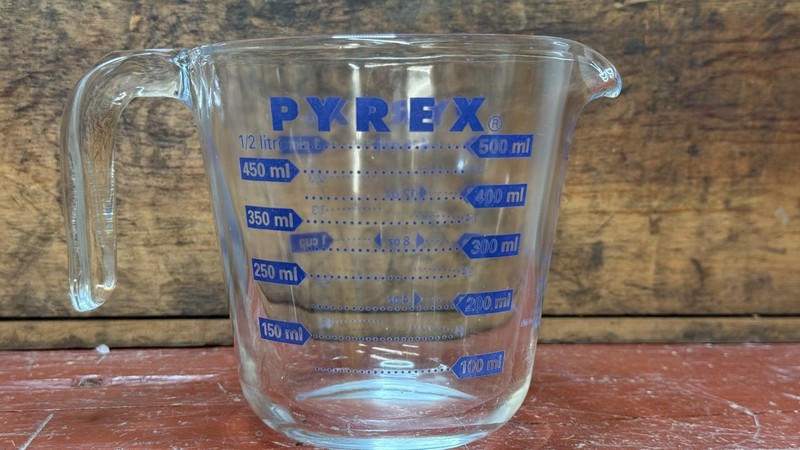 Vintage PYREX Blue Lettering 2 Cup Glass Measuring Cup 500ml USA Open Handle