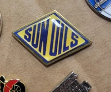VINTAGE SUNOCO GASOLINE - ENAMEL SUN OIL COMPANY lapel Pin