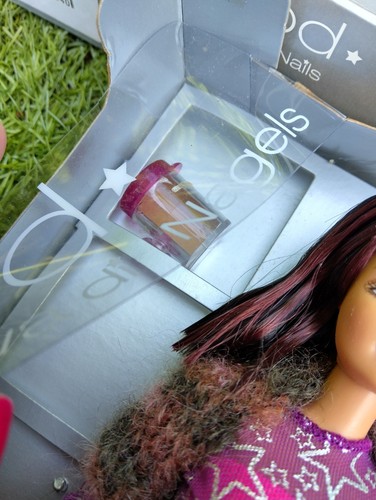 1999 Hollywood Nails Barbie Teresa doll - Picture 11 of 24