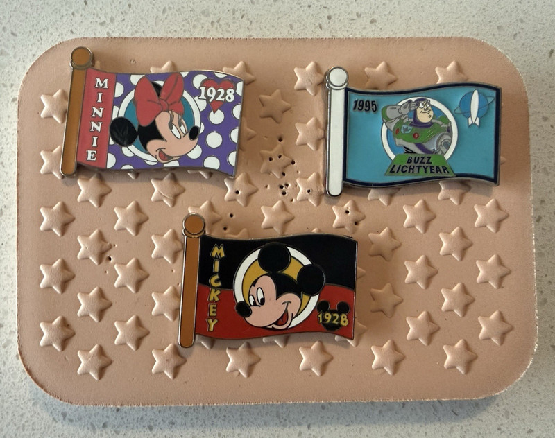 Disney Flags Enamel Pin Set Mickey Mouse Minnie Mouse Buzz Lightyear LE 1000