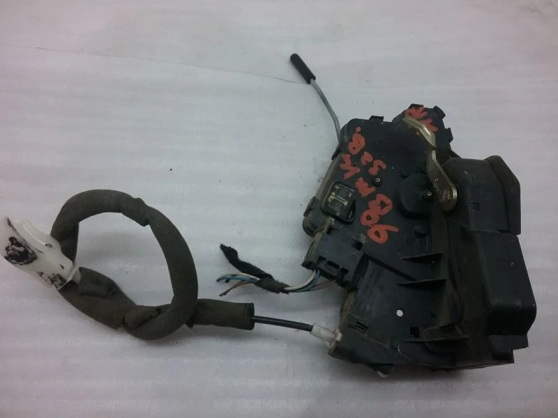 Actuador de cierre de cerradura de puerta trasera izquierda L/R sedán 4 puertas 1999 BMW 328i S-38RM Foto 3 de 4