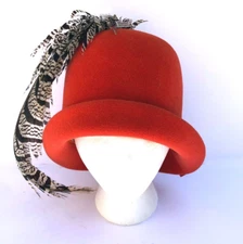 Vintage Gwenn Pennington New York / Paris Orange Red Felt Cloche Hat Feather WOW