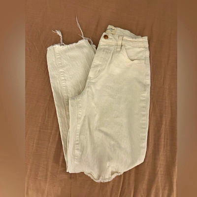 Universal Thread Women s Straight Jeans White High Rise Distressed 5-Pocket