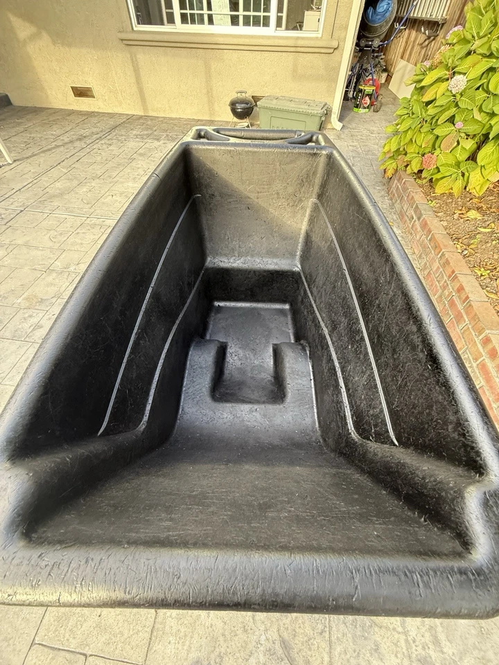 Camión de alta resistencia Rubbermaid® FG9T1400BLA 0,5 yardas cúbicas inclinable (850 lb.) Foto 4 de 4