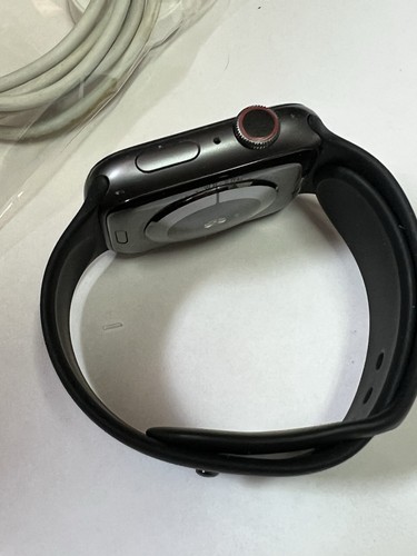 Apple Watch Series 4 44mm Gris Aluminium GPS + Bracelet Sport Cellulaire Débloqué - Photo 3 sur 6