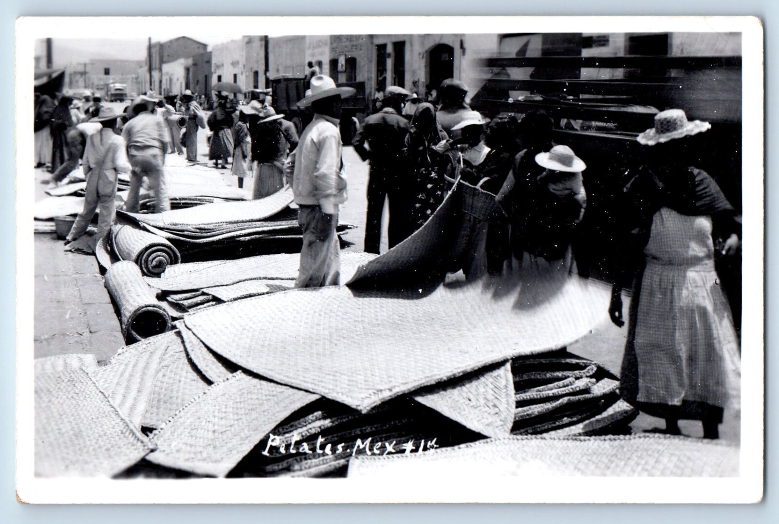 Alfombra para dormir tejida a mano de petates postal de México c1940 foto RPPC sin publicar