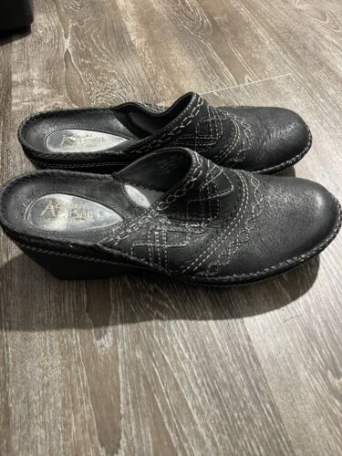CLARKS ARTISAN WOMENS Black DISTRESSED STITCH WEDGE MULES CLOGS SIZE 8.5M S-173 - Picture 2 of 8