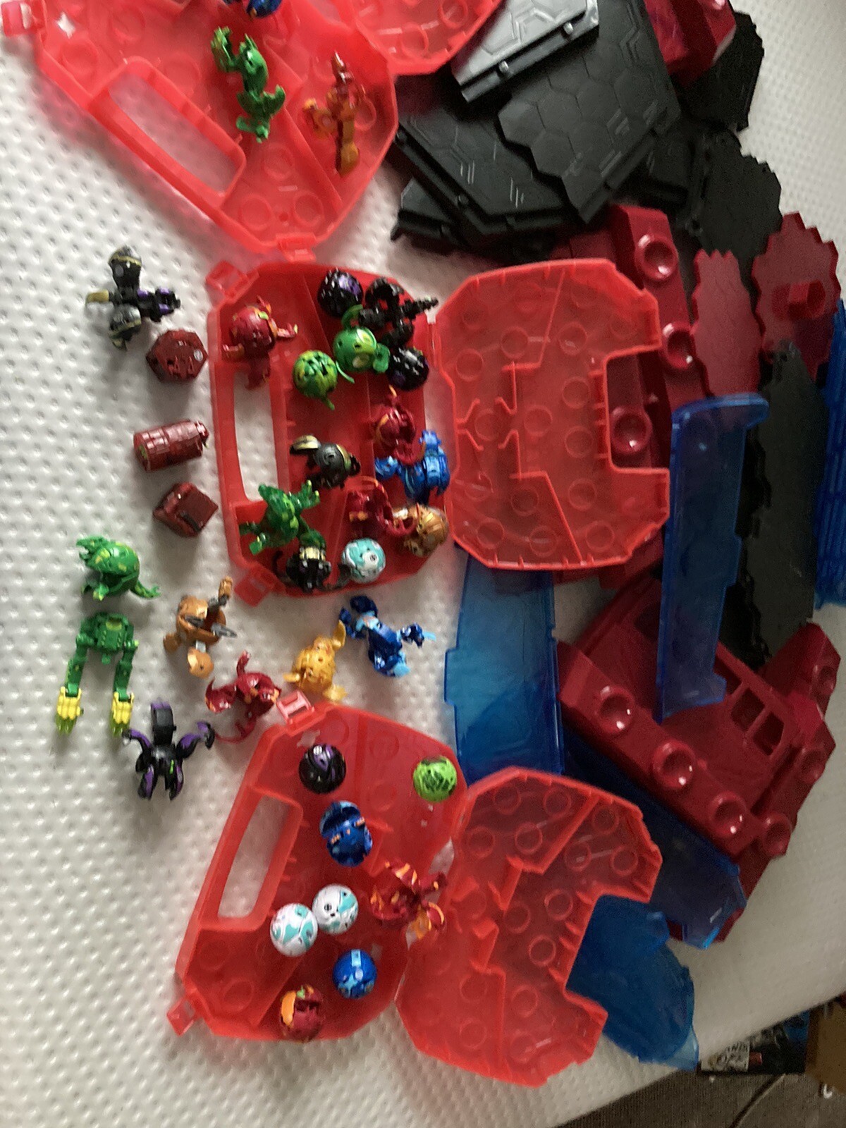 Bakugan Bundle 3 arenas 3 Carry cases & 33 bakugan figures +4 injured