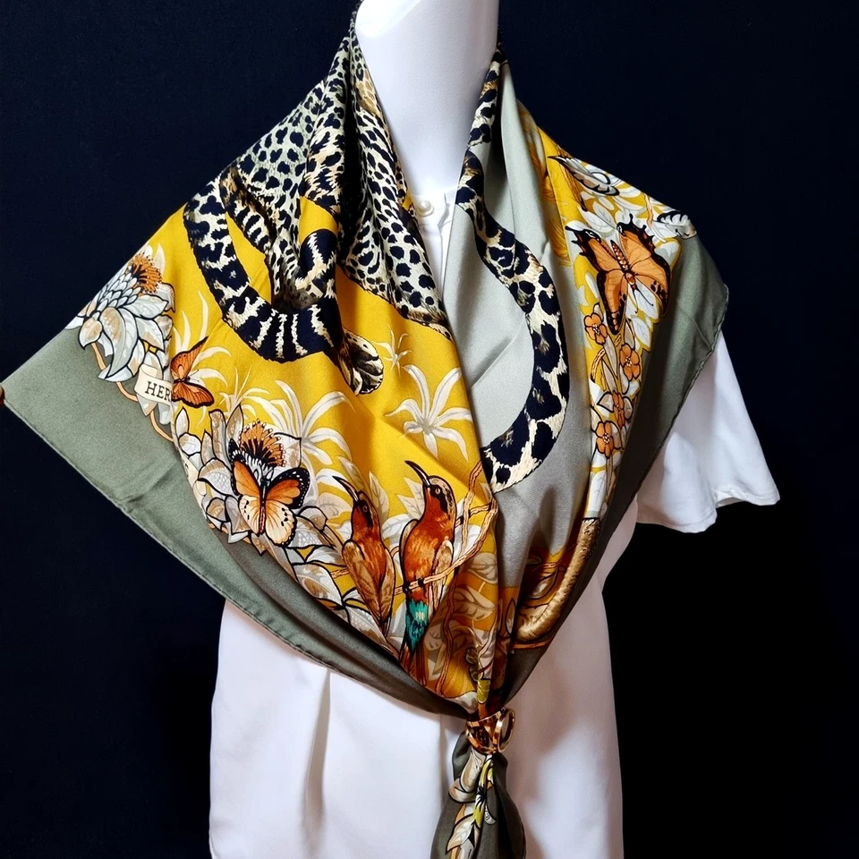 RARO VINTAGE HERMES Bufanda de Seda "Jungle Love" Carre 90 diseñado por Robert Dallet Foto 2 de 4