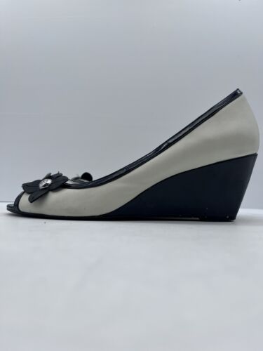 Etienne Aigner Cream Black White Peep Toe Wedge Women’s Shoes Size US 11 Flower - Picture 3 of 21