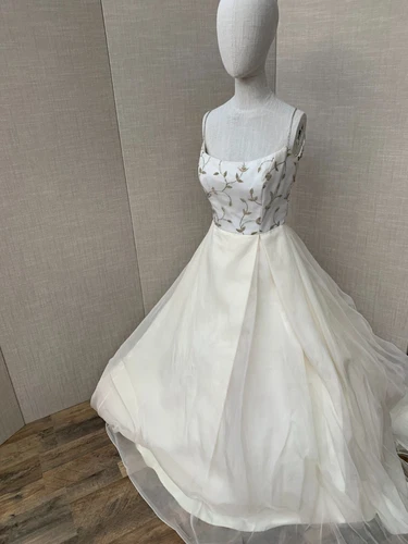 Bridal dress Givenchy wedding gown, silk embroidered leaves motif, sample dress  - Picture 2 of 24